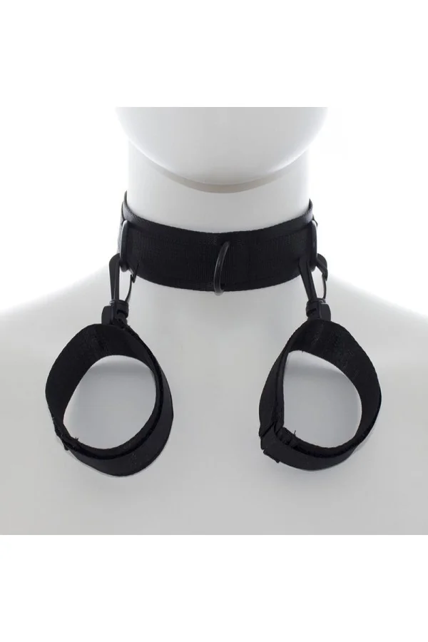 Fetish Nylon Halsband mit Handgelenkhalterung von Ohmama Fetish kaufen - Fesselliebe