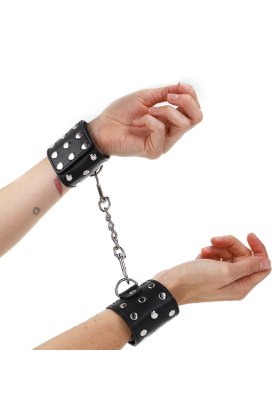 Handgelenkfesseln mit Druckverschluss Voller Nieten Schwarz Verstellbar 19-24 cm X 5,5 cm von Kink Wrist Restraint kaufen | Fesselliebe