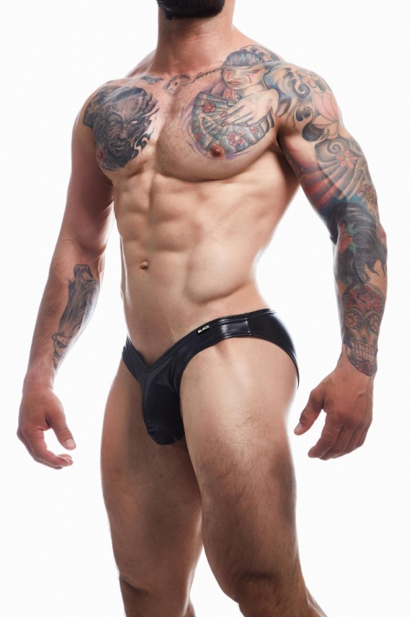 Schwarzer Wetlook Slip BL4CK04 von Cut4Men kaufen | Fesselliebe