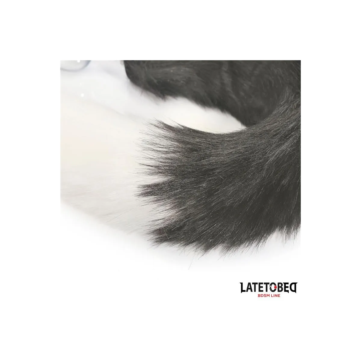 ANALPLUG MIT SCHWANZ GRAU UND WEISS 40 CM VON LATETOBED BDSM LINE