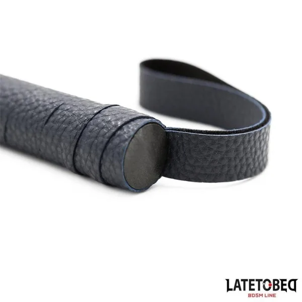 DUNKELBLAUER FLOGGER VON LATETOBED BDSM LINE