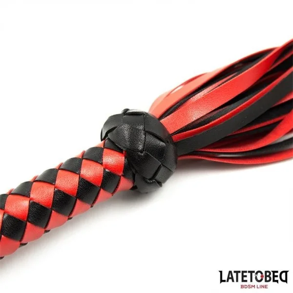GESTREIFTER STACHEL-FLOGGER ROT UND SCHWARZ VON LATETOBED BDSM LINE