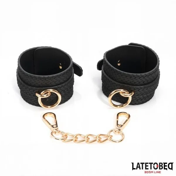 FUSSFESSELN MIT WEBMUSTER UND GOLDENER KETTE VON LATETOBED BDSM LINE