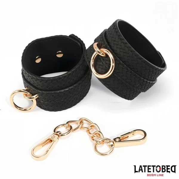 HANDFESSELN MIT WEBMUSTER GOLDENE KETTE VON LATETOBED BDSM LINE