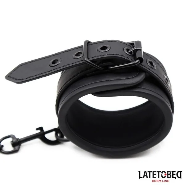 EINFARBIGE SCHWARZE FUSSFESSEL VON LATETOBED BDSM LINE
