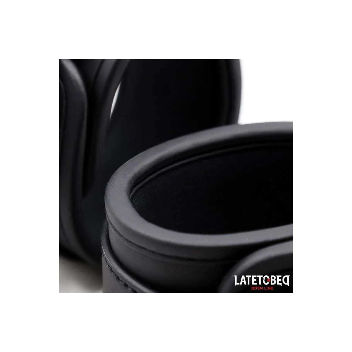 EINFARBIGE SCHWARZE FUSSFESSEL VON LATETOBED BDSM LINE