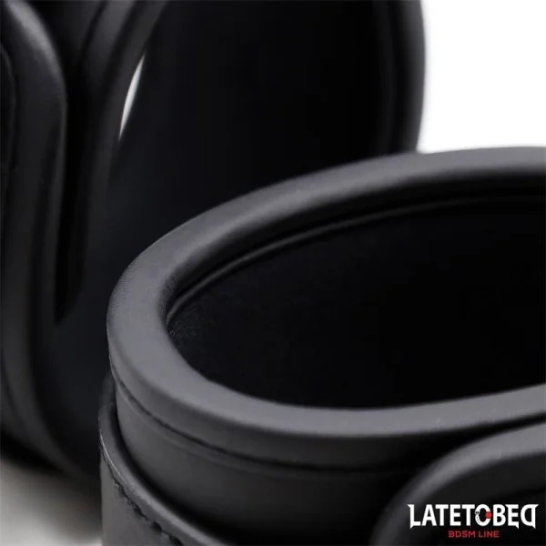 EINFARBIGE SCHWARZE FUSSFESSEL VON LATETOBED BDSM LINE