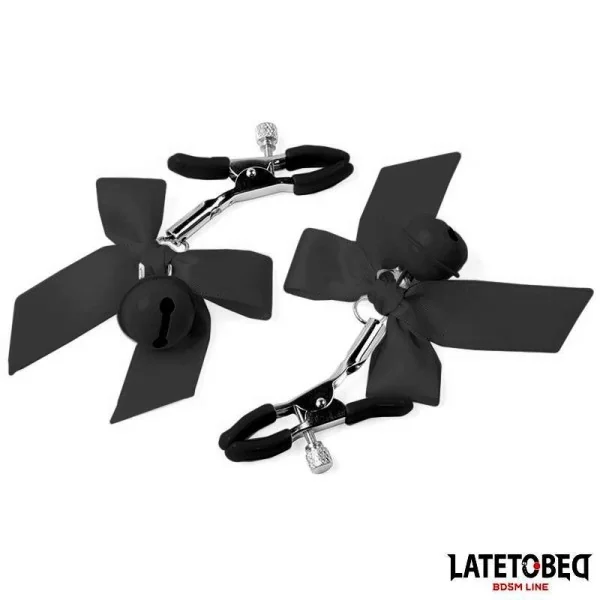 NIPPELKLEMMEN MIT GLÖCKCHEN UND SCHWARZER SCHLEIFE VON LATETOBED BDSM LINE