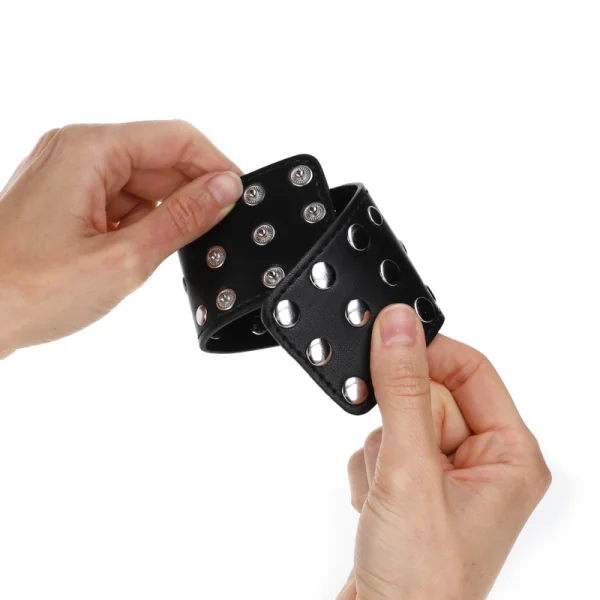 Handgelenkfesseln mit Druckverschluss Voller Nieten Schwarz Verstellbar 19-24 cm X 5,5 cm von Kink Wrist Restraint kaufen | Fesselliebe