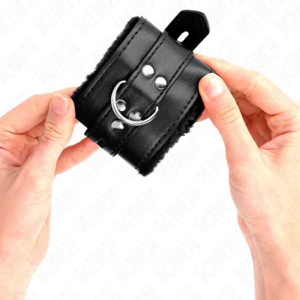 Handgelenkfesseln mit Quadratischen Löchern, Schwarz und Schwarz, Gürtel 17-29 cm X 6 cm von Kink Wrist Restraint kaufen | Fesselliebe