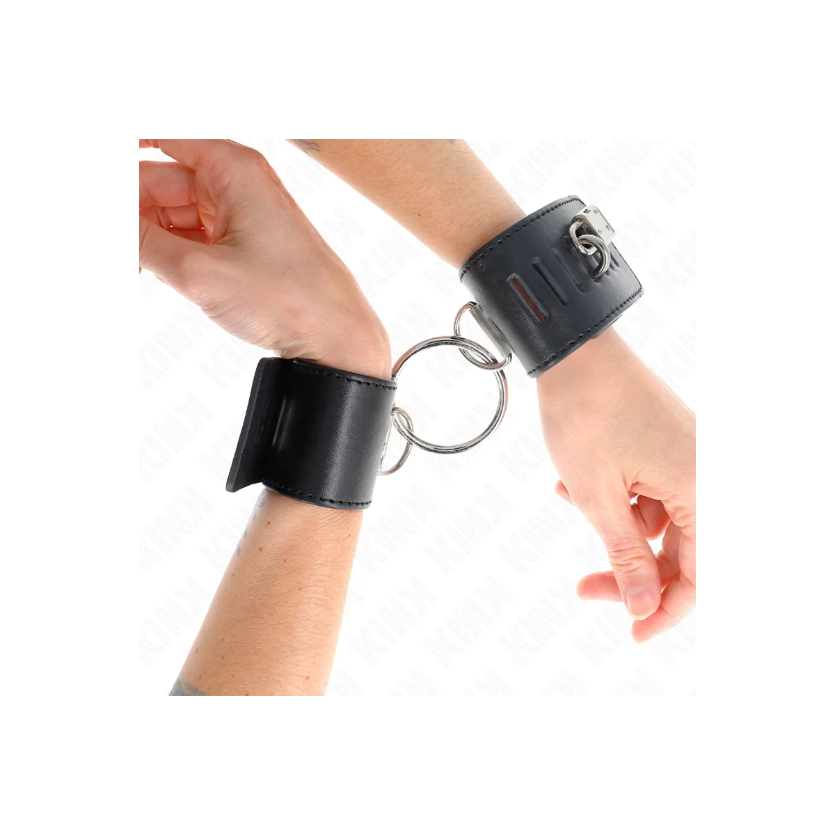 Feste Handgelenkfesseln mit Ring und Vorhängeschloss Verschluss Schwarz 16-23 cm X 5,5 cm von Kink Wrist Restraint kaufen | Fesselliebe