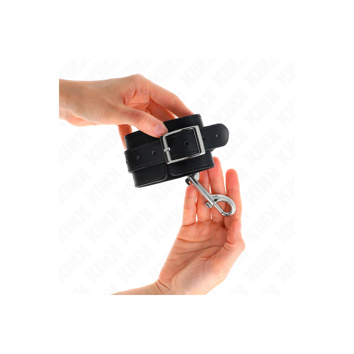 Handgelenkfesseln - Einzelne Nietenreihe Schwarz Verstellbar 17-28 cm X 5 cm von Kink Wrist Restraint kaufen | Fesselliebe