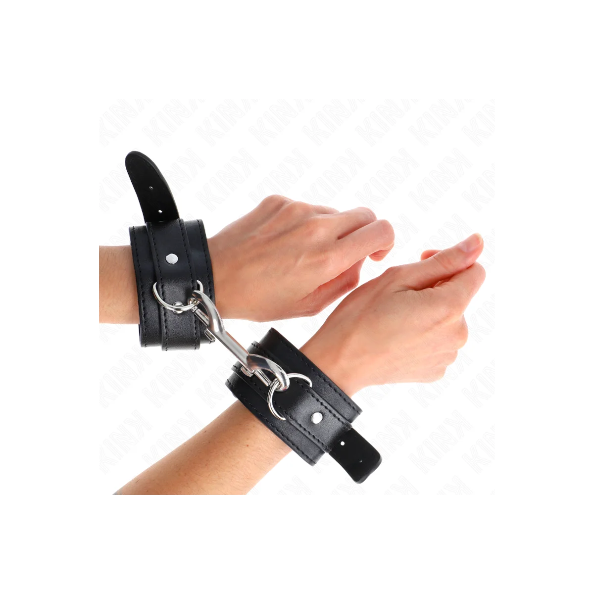 Handgelenkfesseln - Einzelne Nietenreihe Schwarz Verstellbar 17-28 cm X 5 cm von Kink Wrist Restraint kaufen | Fesselliebe