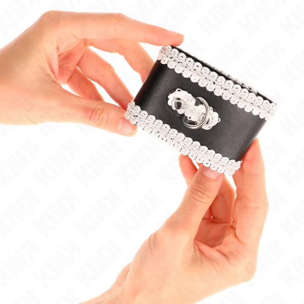 Schwarze Handgelenkfesseln mit Weisser Dekorierter Spitze, Verstellbar 20-23 cm X 5,5 cm von Kink Wrist Restraint kaufen | Fesselliebe