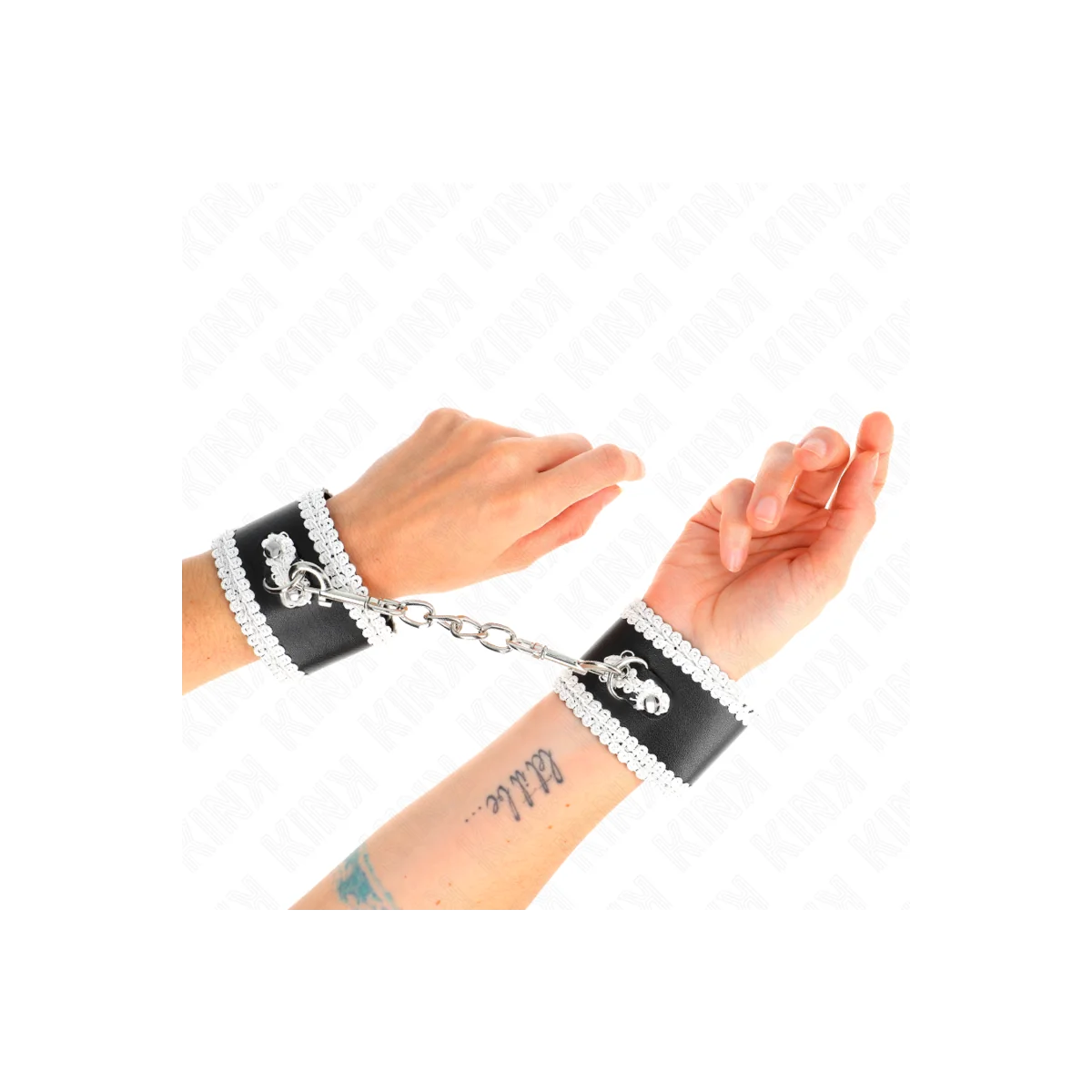 Schwarze Handgelenkfesseln mit Weisser Dekorierter Spitze, Verstellbar 20-23 cm X 5,5 cm von Kink Wrist Restraint kaufen | Fesselliebe