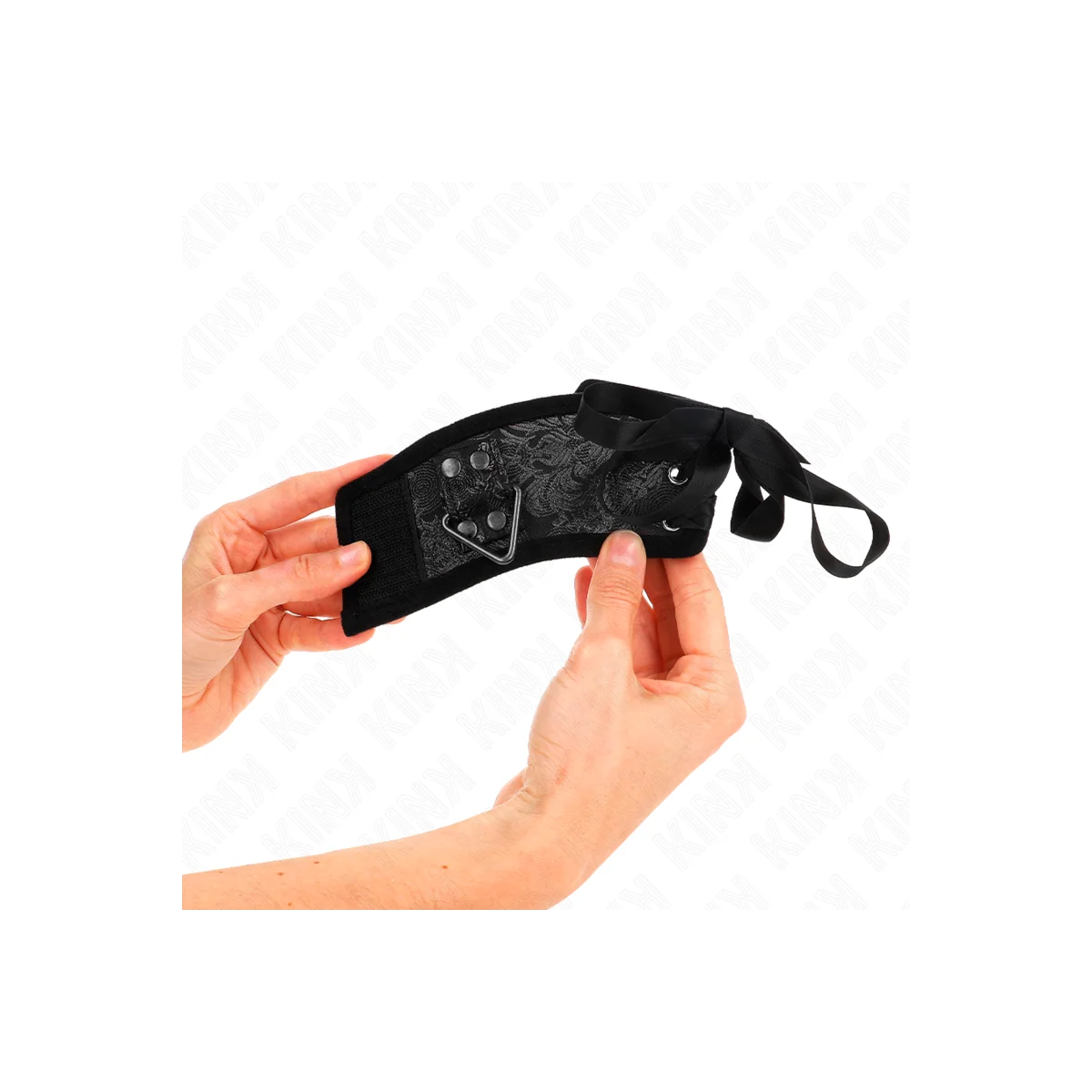 Scandal Handgelenksfesseln Schwarze Spitzendetails 24,5 cm X 6,5 cm von Kink Wrist Restraint kaufen | Fesselliebe