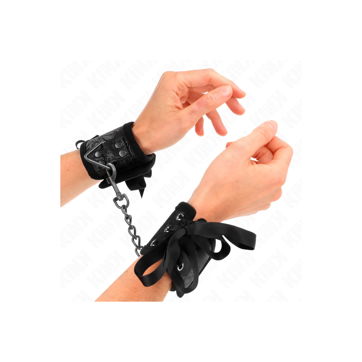Scandal Handgelenksfesseln Schwarze Spitzendetails 24,5 cm X 6,5 cm von Kink Wrist Restraint kaufen | Fesselliebe