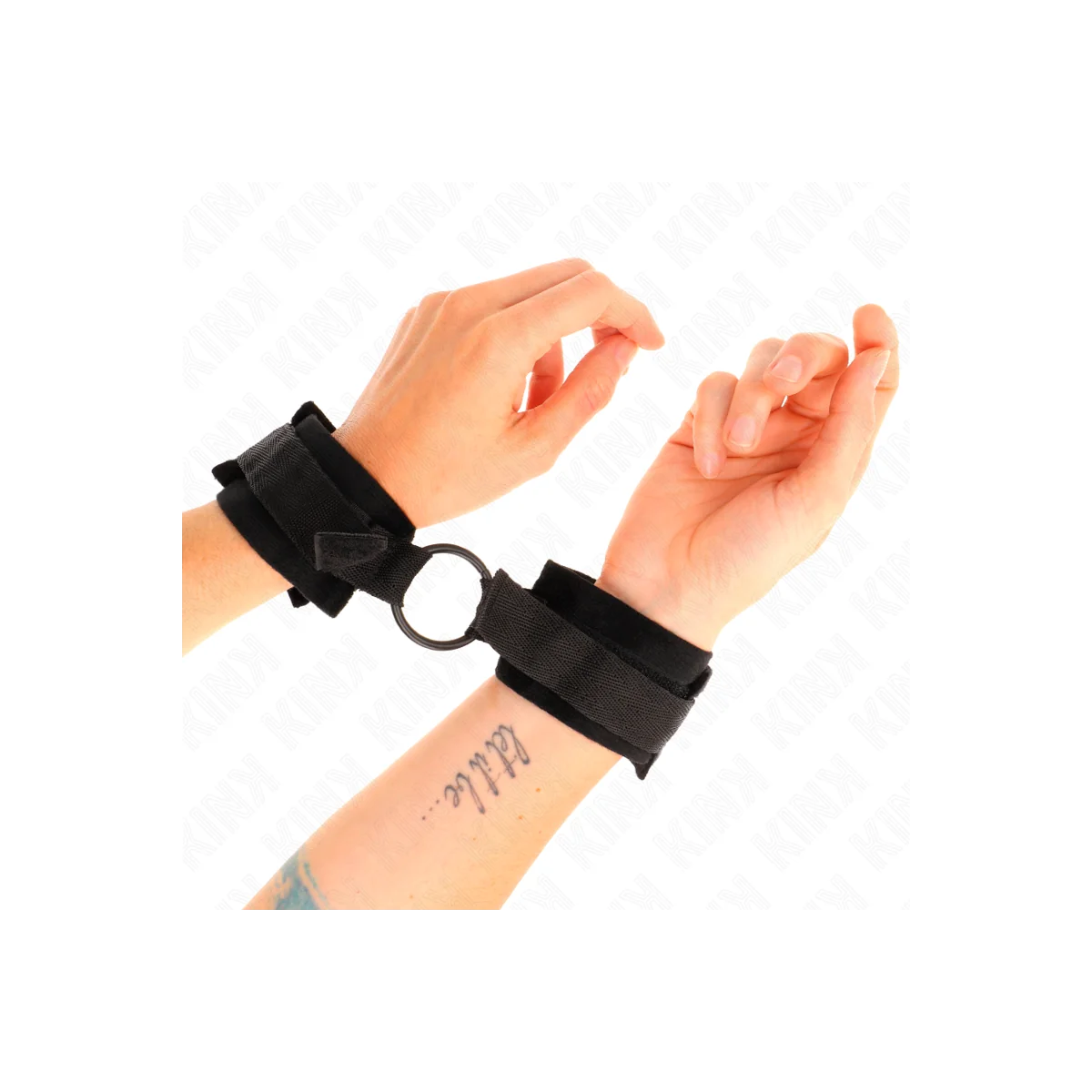 Beginner Pelz Handmanschetten 25 cm mit O-Ring 4 cm Schwarz Verstellbar 15-25 cm von Kink Wrist Restraint kaufen | Fesselliebe