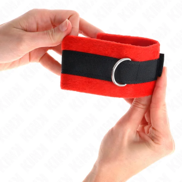 Beginner Pelzhandmanschetten Schwarz-Rot 30 X 7 cm von Kink Wrist Restraint kaufen | Fesselliebe