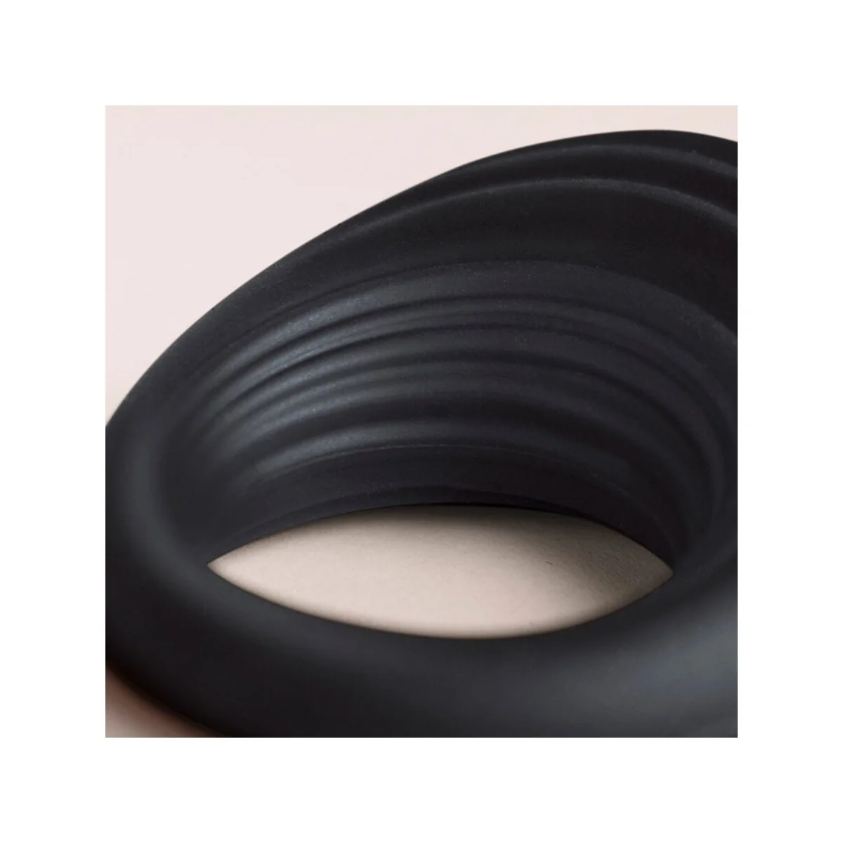 SPIRE SCHWARZER VIBRIERENDER PENISRING VON ROCKS-OFF