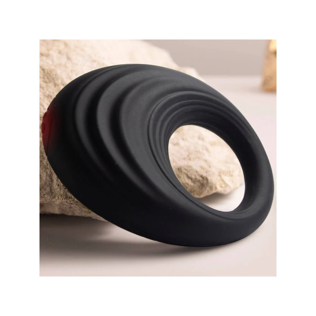 SPIRE SCHWARZER VIBRIERENDER PENISRING VON ROCKS-OFF