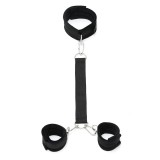 Weiches Halsband mit Handschellen und Leine Verstellbar von Bondage Play | Fesselliebe.de