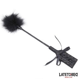 Feder-Kitzler und Spitzenband-Paddel von Latetobed BDSM Line | Fesselliebe.de