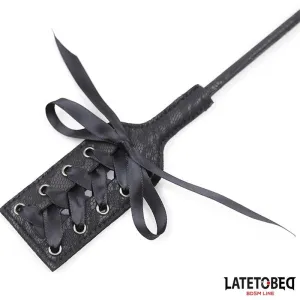 Feder-Kitzler und Spitzenband-Paddel von Latetobed BDSM Line