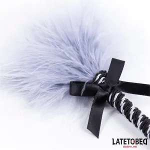 Feder-Kitzler mit Schleife 25 cm von Latetobed BDSM Line