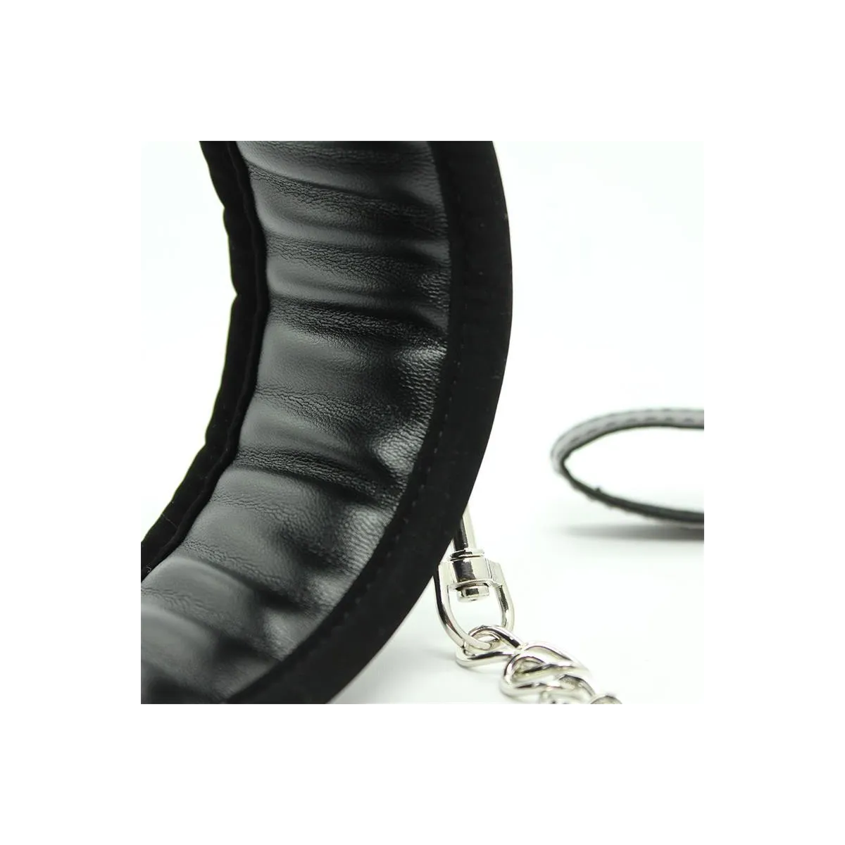 Halsband mit Metallleine und Gepolstertem Innenfutter Schwarz von Latetobed BDSM Line | Fesselliebe.de