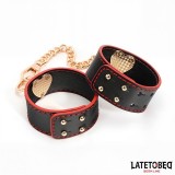 Handfesseln mit Goldener Kette von Latetobed BDSM Line | Fesselliebe.de