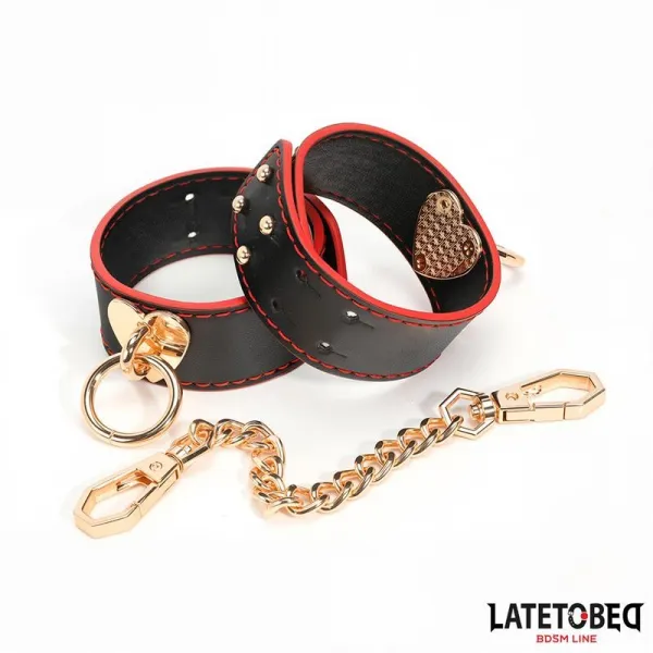 Fussfesseln mit Goldener Kette von Latetobed BDSM Line | Fesselliebe.de