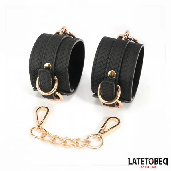 Handfesseln mit Webmuster Goldene Kette von Latetobed BDSM Line | Fesselliebe.de