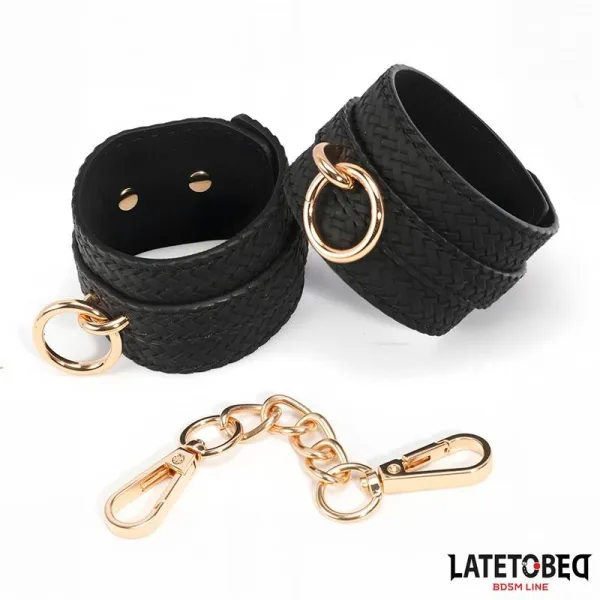 Handfesseln mit Webmuster Goldene Kette von Latetobed BDSM Line | Fesselliebe.de