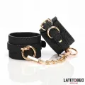 Fussfesseln mit Webmuster und Goldener Kette von Latetobed BDSM Line