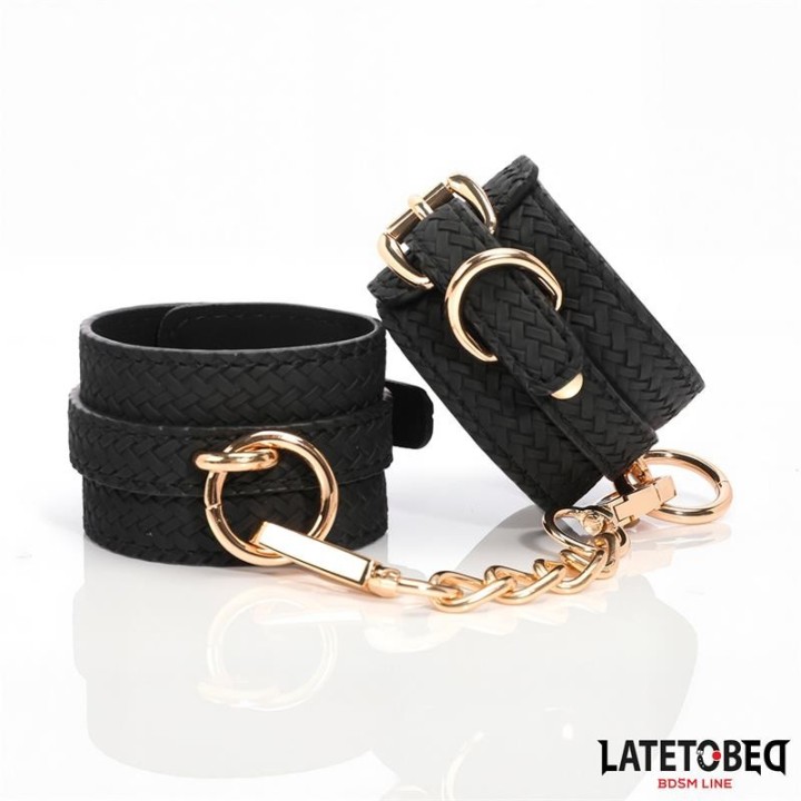 Fussfesseln mit Webmuster und Goldener Kette von Latetobed BDSM Line | Fesselliebe.de