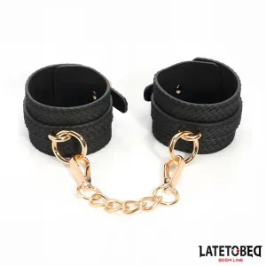 Fussfesseln mit Webmuster und Goldener Kette von Latetobed BDSM Line
