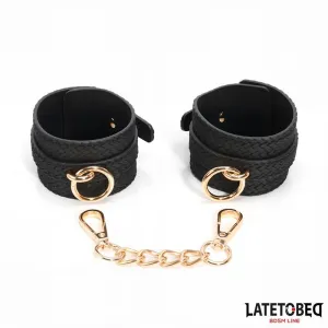 Fussfesseln mit Webmuster und Goldener Kette von Latetobed BDSM Line