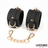 Fussfesseln mit Webmuster und Goldener Kette von Latetobed BDSM Line | Fesselliebe.de