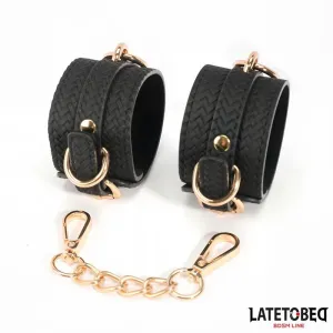 Fussfesseln mit Webmuster und Goldener Kette von Latetobed BDSM Line