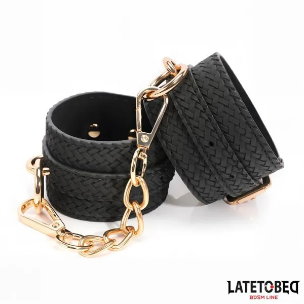 Fussfesseln mit Webmuster und Goldener Kette von Latetobed BDSM Line | Fesselliebe.de