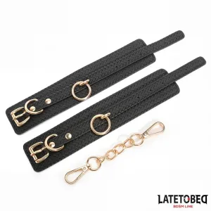 Fussfesseln mit Webmuster und Goldener Kette von Latetobed BDSM Line