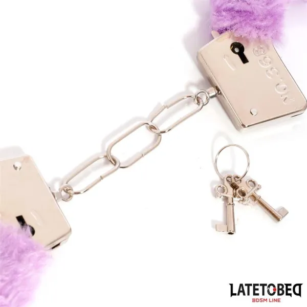 Fell-Metallfessel Lila von Latetobed BDSM Line | Fesselliebe.de