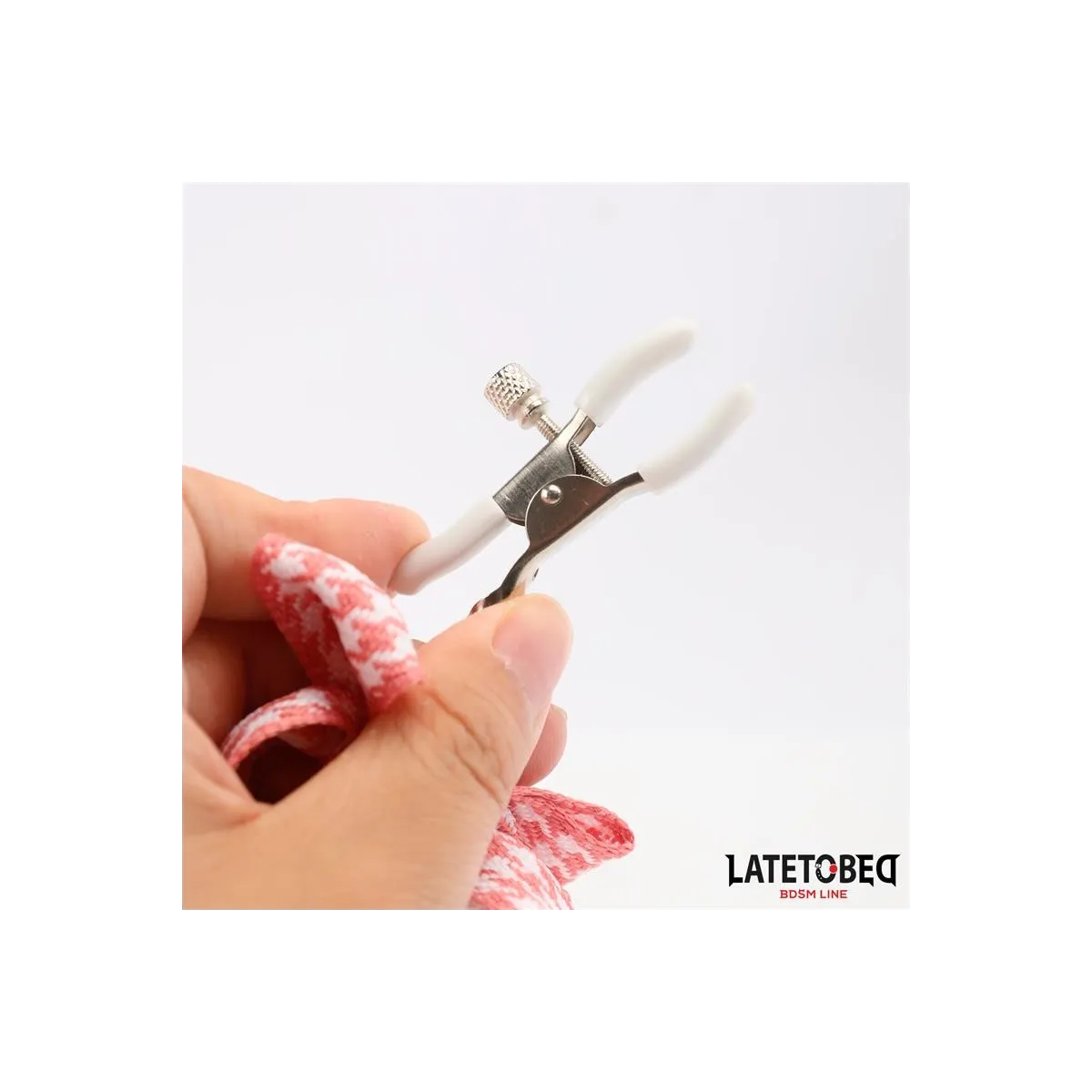 Nippelklemmen mit Kitty-Pfoten-Pompon von Latetobed BDSM Line | Fesselliebe.de