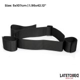 Hüftband und Klettverschluss-Handgelenkmanschette von Latetobed BDSM Line | Fesselliebe.de