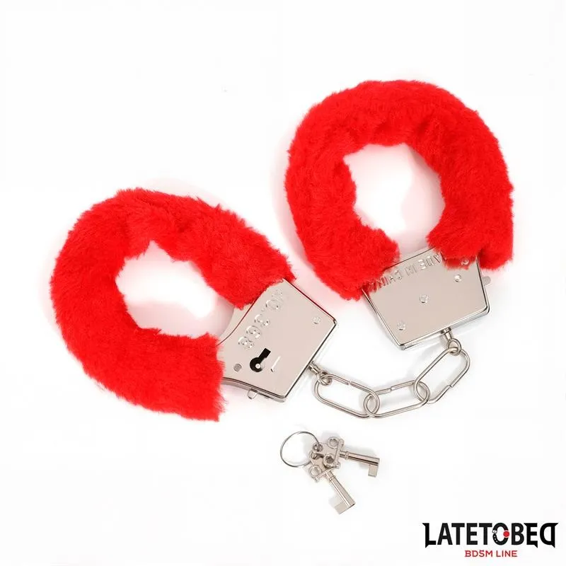 Fellbesetzte Manschette mit Verschluss Rot von Latetobed BDSM Line | Fesselliebe.de