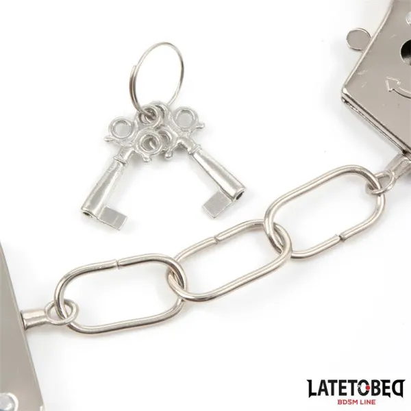 Fellbesetzte Manschette mit Verschluss Rot von Latetobed BDSM Line | Fesselliebe.de