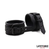 Einfarbige Schwarze Handfessel von Latetobed BDSM Line | Fesselliebe.de