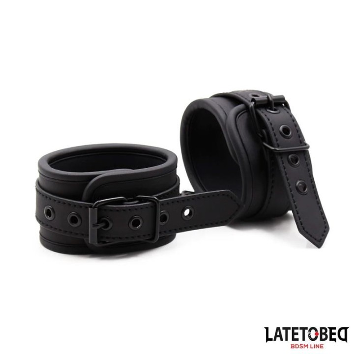 Einfarbige Schwarze Handfessel von Latetobed BDSM Line | Fesselliebe.de