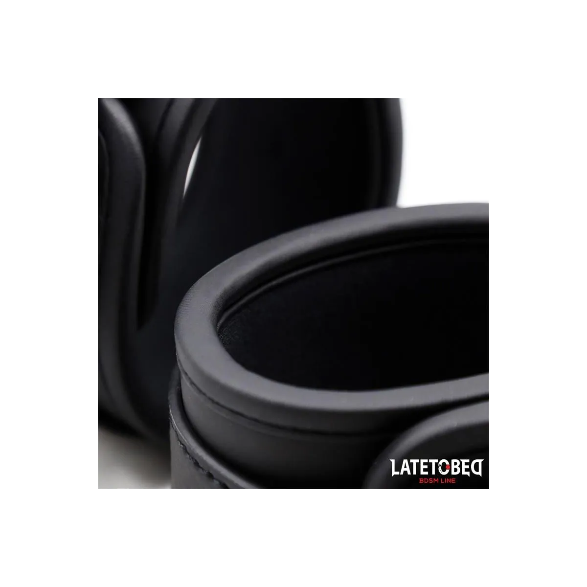 Einfarbige Schwarze Handfessel von Latetobed BDSM Line | Fesselliebe.de